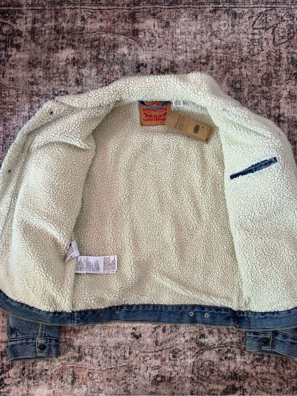 NEW WITH TAGS Levi's Sherpa Denim Trucker Jacket - Picture 2 of 4